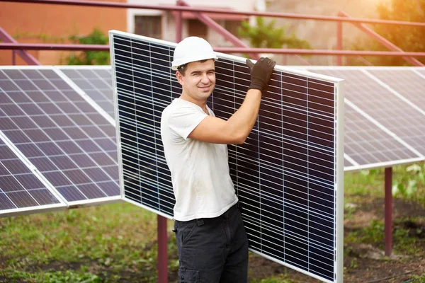 Trabajador Joven Sonriente Casco Protector Que Lleva Panel Solar Fotovoltaico — Foto de Stock