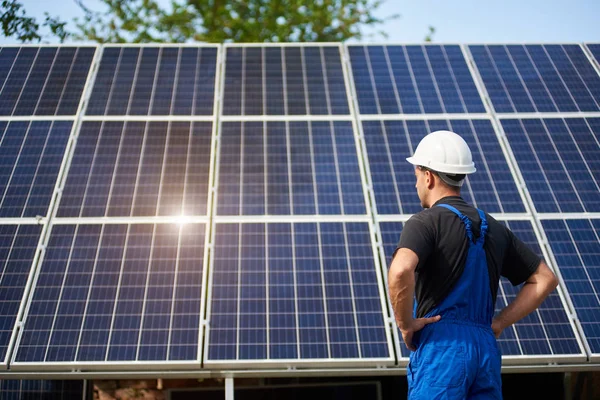 Rückansicht Des Ingenieurs Techniker Auf Dem Hintergrund Der Hohen Solarpaneel — Stockfoto