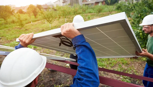 Três Técnicos Profissionais Que Conectam Painel Solar Fotovoltaico Plataforma Metal — Fotografia de Stock