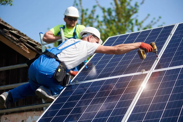 Doi Tehnicieni Muncitori Care Conectează Panourile Fotovoltaice Solare Grele Platforma — Fotografie, imagine de stoc