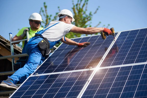 Deux Techniciens Ouvriers Installant Des Panneaux Photovoltaïques Solaires Lourds Sur — Photo