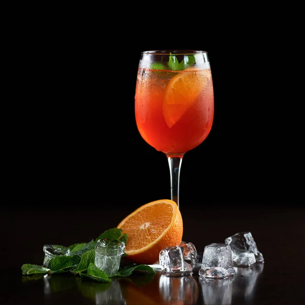 Komposition Mit Kristall Cocktailglas Mit Kaltgetränk Orangenscheibe Frischen Grünen Minzblättern — Stockfoto
