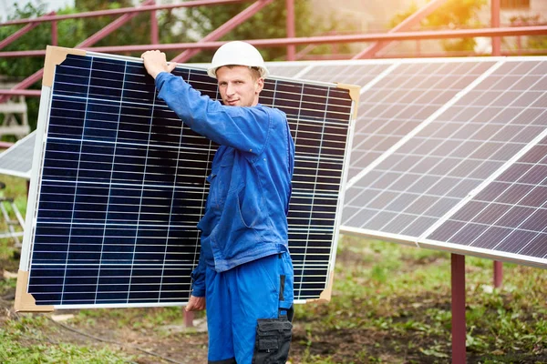 Retrato Trabalhador Uniforme Azul Capacete Protetor Transportando Grande Painel Fotovoltaico — Fotografia de Stock