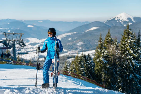 全长拍摄的女滑雪者在冬季运动服假扮她滑雪板 Copyspace 活跃的季节运动的生活方式休闲度假村概念的山顶上 — 图库照片