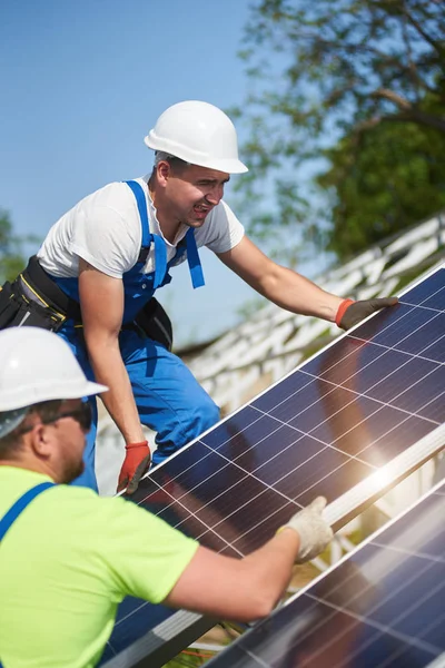 Due Tecnici Professionisti Che Regolano Pesante Pannello Solare Foto Voltaic — Foto Stock