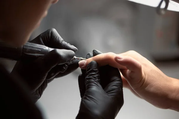 Close Van Professionele Master Manicure Handen Zwarte Handschoenen Werken Met — Stockfoto