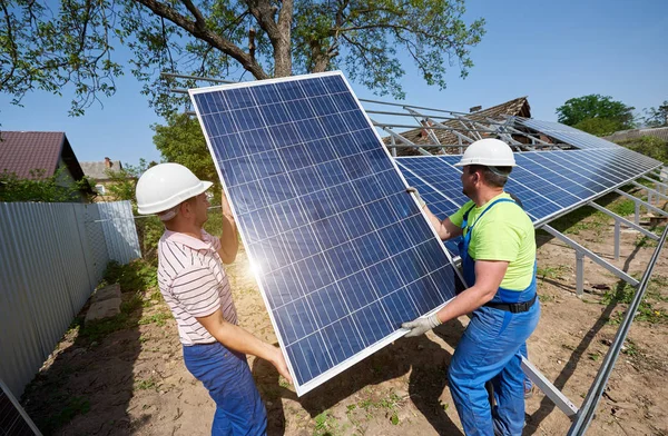 Equipe Dois Técnicos Que Trabalham Instalação Sistema Painéis Solares Voltaicos — Fotografia de Stock