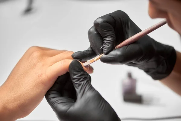 Proceso Hacer Manicura Salón Belleza Primer Plano Las Manos Esteticista — Foto de Stock