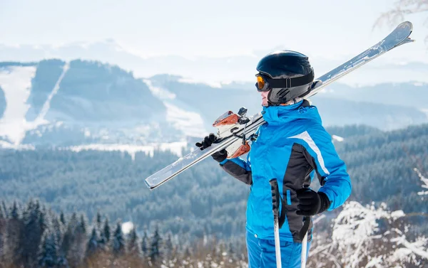 年轻的女滑雪用滑雪设备正享受着在阳光明媚的日子 Copyspace 幸福积极性度假旅行 Bukovel 冬季滑雪胜地 — 图库照片