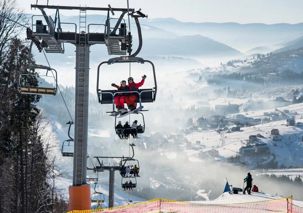 Snowboarders Esquiadores Telesilla Estación Esquí Invierno Con Hermoso Fondo Pistas —  Fotos de Stock