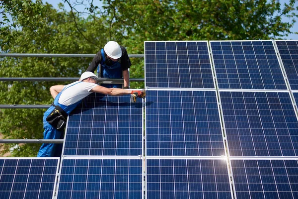 Two Technicians Working Electrical Screwdriver Installing Shiny Solar Photo Voltaic — Stock Photo, Image