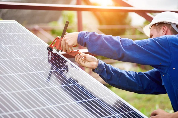 Process Connecting Solar Photo Voltaic Panel Professional Technicians Outdoors Bright — Stock Photo, Image