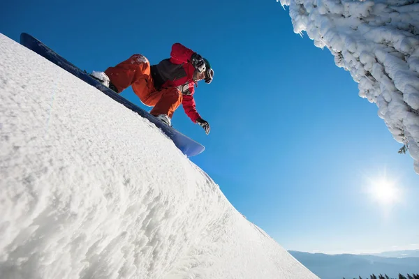 Alacsony Szög Lövés Egy Snowboardos Lovaglás Lefelé Hegyekben Egy Gyönyörű — Stock Fotó