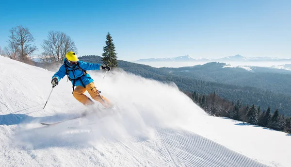 Aufnahme Eines Professionellen Skifahrers Auf Der Piste Einem Schönen Wintertag — Stockfoto