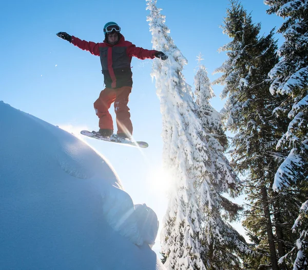 Freerider Snowboarder Springen Der Luft Während Sie Auf Der Piste — Stockfoto