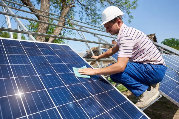 Perfil Del Trabajador Masculino Casco Blanco Que Limpia Panel Solar — Foto de Stock