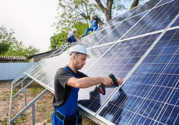 Técnicos Engenharia Profissionais Que Conectam Painel Solar Fotovoltaico Exterior Plataforma — Fotografia de Stock