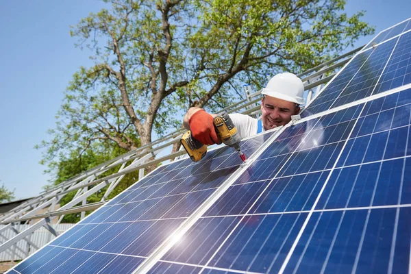 Técnico Profesional Que Trabaja Con Destornillador Instalando Panel Solar Fotovoltaico —  Fotos de Stock