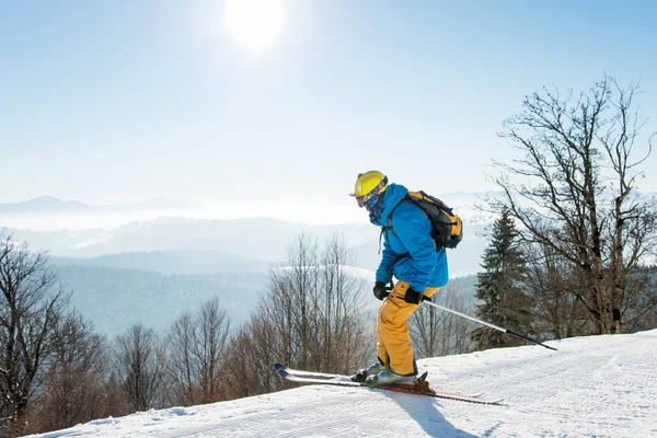 プロのスキーヤーは冬のリゾート地で晴れた冬の日に山でスキーを楽しむ — ストック写真