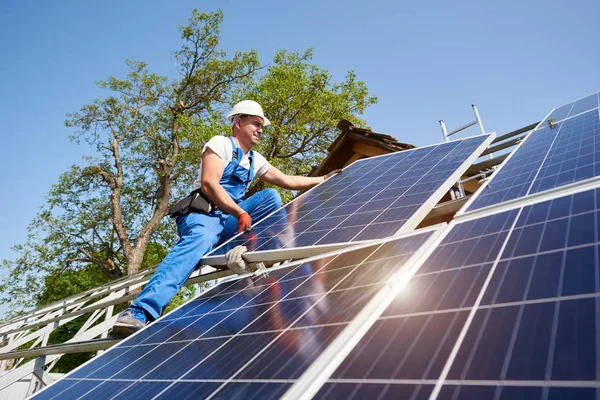 Young Technician Standing Metal Platform Installing Heavy Solar Photo Voltaic — Stock Photo, Image