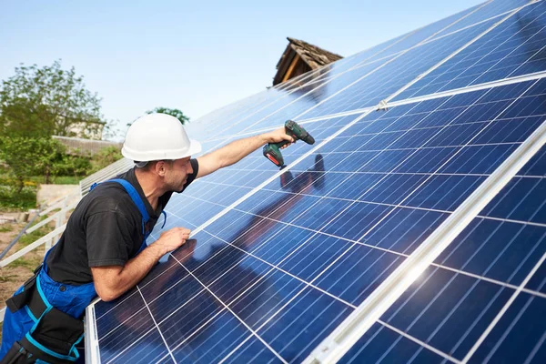 Techniker Installieren Solarmodul Auf Metallplattform Mit Einem Elektrischen Schraubenzieher Auf — Stockfoto