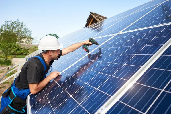 Tecnico Che Installa Pannello Solare Piattaforma Metallica Utilizzando Cacciavite Elettrico — Foto Stock