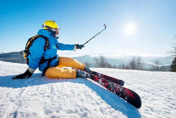 Aufnahme Eines Skifahrers Der Auf Der Skipiste Sitzt Und Ein — Stockfoto