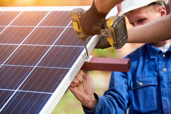 Processo Conexão Painel Solar Fotovoltaico Plataforma Metal Por Técnicos Profissionais — Fotografia de Stock