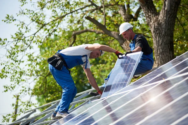 Tým Techniků Montáž Těžkých Sluneční Foto Fotovoltaických Panelů Vysoké Ocelové — Stock fotografie