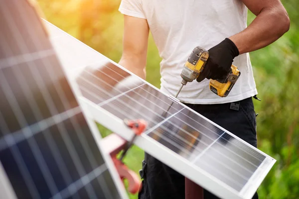 Trabalhador Técnico Montando Painéis Solares Fotovoltaicos Brilhantes Usando Chave Fenda — Fotografia de Stock