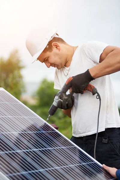 Close Trabalhador Profissional Capacete Luvas Proteção Que Conectam Painel Fotovoltaico — Fotografia de Stock