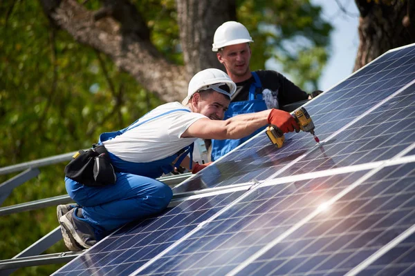 Techniciens Professionnels Travaillant Avec Tournevis Électrique Installant Panneau Solaire Photovoltaïque — Photo