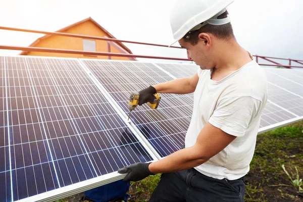 Técnico Profesional Que Trabaja Con Destornillador Conectando Panel Solar Fotovoltaico — Foto de Stock