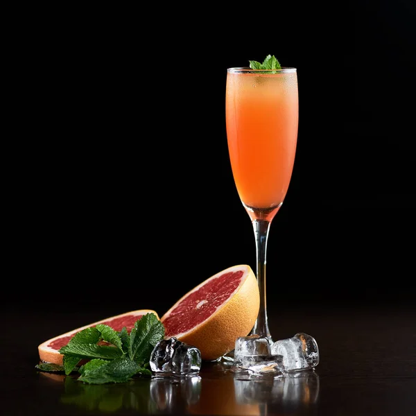Hohes Schmales Kristall Cocktailglas Mit Kaltem Sommerlich Erfrischendem Orangefarbenem Saftigen — Stockfoto