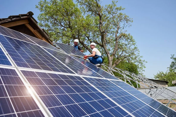 Två Tekniker Metall Plattform Ansluta Sol Foto Voltas Paneler Solig — Stockfoto