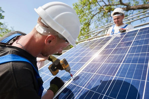 Técnico Que Conecta Painel Solar Fotovoltaico Plataforma Metal Usando Chave — Fotografia de Stock