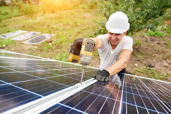 Técnico Sonriente Que Trabaja Con Destornillador Conectando Panel Solar Fotovoltaico — Foto de Stock