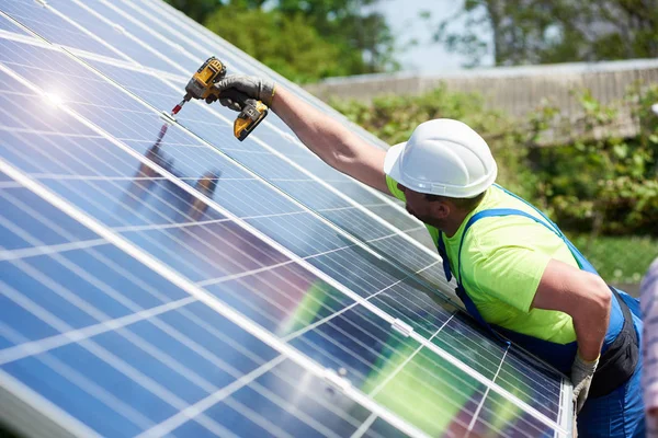 Técnico Profesional Que Trabaja Con Destornillador Conectando Panel Solar Fotovoltaico —  Fotos de Stock