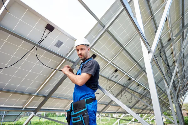 Молодой Инженер Техник Делает Электропроводку Стоя Внутри Высокой Внешней Солнечной — стоковое фото