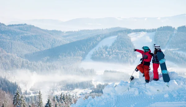 Δύο Snowboarders Απολαμβάνοντας Πανέμορφο Φυσικό Τοπίο Στηρίζεται Πάνω Στο Βουνό — Φωτογραφία Αρχείου
