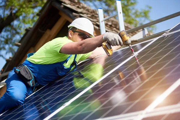 Técnico Profesional Que Instala Panel Solar Fotovoltaico Brillante Plataforma Del —  Fotos de Stock