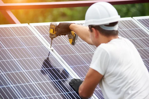 Back View Young Technician Helmet Connecting Solar Photo Voltaic Panel — Stock Photo, Image