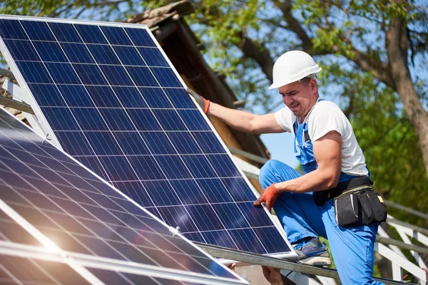 Técnico Profesional Que Instala Panel Fotovoltaico Solar Pesado Plataforma Alta — Foto de Stock