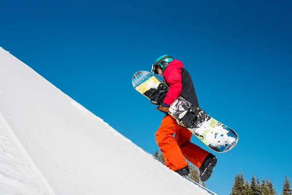 走上斜坡山 Copyspace 自然户外冬季运动积极的生活方式概念在阳光明媚的日子携带他的滑雪板齐全的滑雪板 Freerider 的全长镜头 — 图库照片