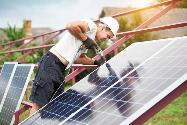 Visão Traseira Jovem Técnico Capacete Que Conecta Painel Solar Fotovoltaico — Fotografia de Stock