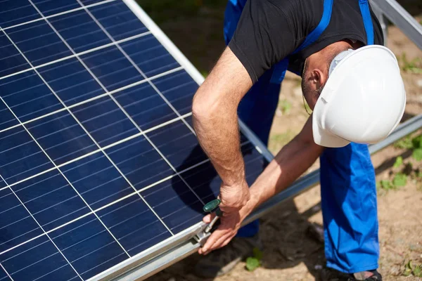 Közelkép Technikus Dolgozik Külső Fotovoltaikus Önálló Napelemes Rendszer Telepítése Ragyogó — Stock Fotó