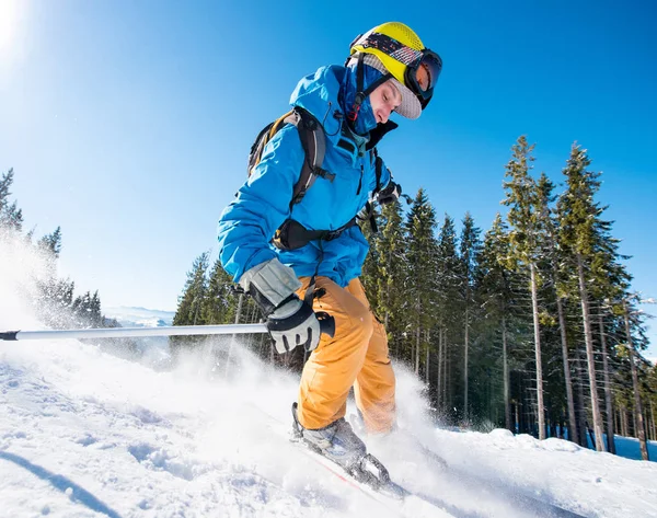 Esquiador Masculino Esquiando Nieve Fresca Las Montañas Hermoso Día Soleado —  Fotos de Stock