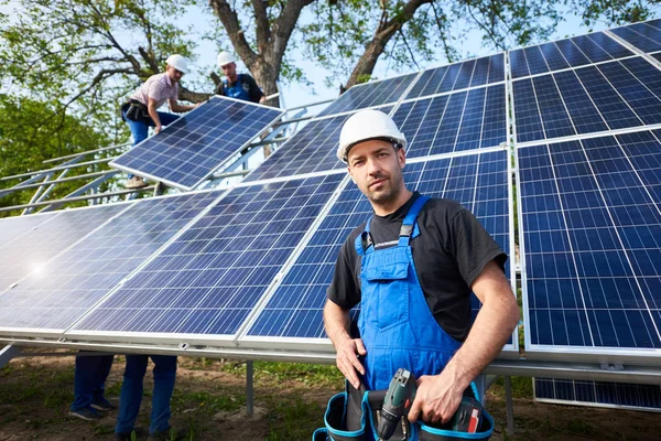 Portret Van Glimlachen Vertrouwen Ingenieur Technicus Met Elektrische Schroevendraaier Staan — Stockfoto