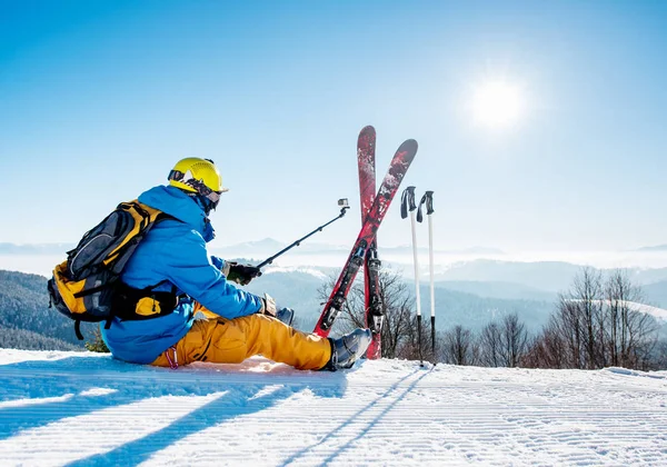 Rückansicht Eines Skifahrers Der Auf Dem Gipfel Des Berges Schnee — Stockfoto