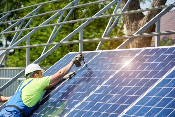 Técnico Profesional Que Trabaja Con Destornillador Que Instala Panel Solar — Foto de Stock
